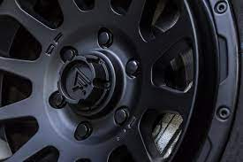 078 005 ボディもホイールもつや消し黒 迫力渋さ集うオトナ仕上げ 街乗りpradoカスタムの画像 ドレスアップ カスタマイズ スタイルワゴン ドレスアップナビ カードレスアップの情報を発信するwebサイト プラド ホイール プラド ホイール