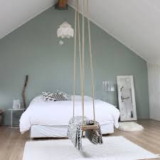 Une Grande Chambre Sous Une Charpente Peinte En Blanc Un Mur Vert Amande Du Parquet Et Une Balancoire Calme Det Deco Chambre Vert Vert Chambre Deco Chambre