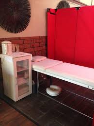 Apart from the basic functions that are used as room dividers, along with the development of interior design, partitions now have more functions than just separating between rooms. Mobile Room Dividers Used For Hairdresser Waxing Booths