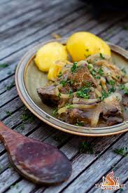 Zwiebelfleisch Aus Dem Dutch Oven Fur Alle Bekennenden Schmorgericht Liebhaber Dazu Zahlt Auch Zwiebelfleisch Aus Dem Petr In 2020 Zwiebelfleisch Zwiebelsosse Fleisch