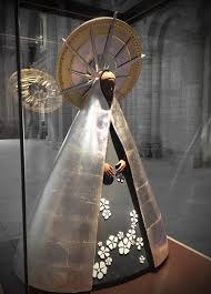 Sculpture De Madones En Chocolat Realises Par Monstr Et Vincent Guerlais Pour L Exposition De Noel A L Abbaye Royale De Fontevraud En 2020 Sculpture Monstre Noel