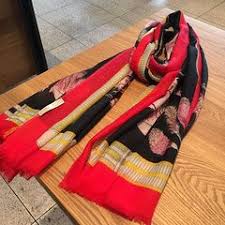 分类 Lv 路易威登 Gucci 古奇 Prada Chanel 爱马仕 围巾 更多款式请看朋友圈 下的相册 又拍图片管家