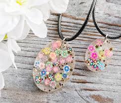 We introduce you to the resin casting technique. Rainbow Resin Flower Cute Colorful Mini Glitter Necklace Cute Colorful Flower Resin Jewelry Cute Flower Jewelry Cute Flower Necklace 20