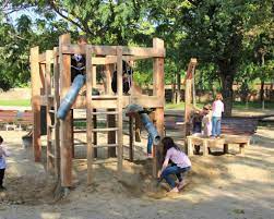 La Estructura De Construccion Da La Oportunidad De Imitar Con Realismo El Mundo Laboral De Los Ad Parques Infantiles Jugar Con Arena Estructura De Construccion