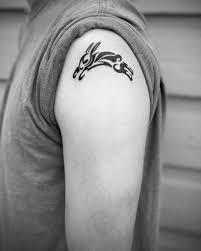 Although this type of tattoo was traditionally tatted on women's hands as a sign of tribal standing and reverence, countless women today receive it as an expression of authenticity. Top 69 Best Small Tribal Tattoo Ideas 2021 Inspiration Guide