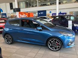 Cette dernière affiche une allure sportive avec ses vitres teintées. The All New Ford Fiesta St Price Spec And Performance