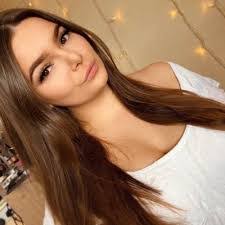 Demi Williams's Instagram, Twitter & Facebook