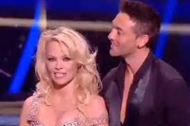 Et la star internationale va une nouvelle fois le prouver sur le parquet de danse avec les stars. Videos Danse Avec Les Stars Pamela Anderson Blessee Iris Mittenaere Torride
