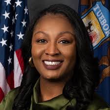 Lisa Tencer's Instagram, Twitter & Facebook