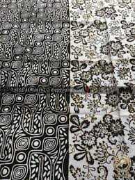 Motif batik ciamis biasa disebut dengan nama ciamisan dan mempunyai karakter yang sederhana. Jual Bahan Kain Baju Batik 2 Motif Parang Floral Hitam Putih Thebatik Co Id