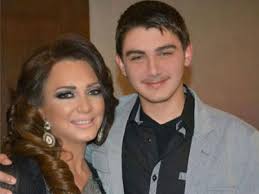 سلاف فواخرجي‎) (born 27 july 1977) is a syrian film, tv actress and director. ØµÙˆØ± Ø³Ù„Ø§Ù ÙÙˆØ§Ø®Ø±Ø¬ÙŠ ÙˆÙ‡ÙŠ ØªØ­ØªÙÙ„ Ø¨ÙÙŠÙ„Ù…Ù‡Ø§ Ø§Ù„Ø¬Ø¯ÙŠØ¯ Ø§Ù„Ø£Ù… Ù…Ø¹ Ø¹Ø§Ø¦Ù„ØªÙ‡Ø§ 2015