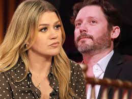 El ex marido de Kelly Clarkson le cobró de más como mánager y deberá  devolver millones