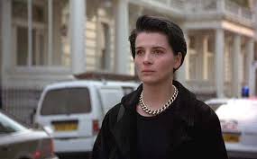 Louis malle's 1992 tribute to tormented love and kitten heels is not without contemporary style inspiration, writes thea hawlin. Loving Juliette Binoches Early 90 S Minimalist Wardrobe In The 1992 Movie Damage The Haircut Is Amazing As Well Juliette Binoche French Actress Minimalist