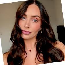 Kari Strong's Instagram, Twitter & Facebook