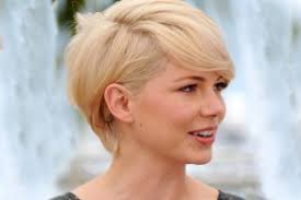 Taglio rasato ai lati e con ciuffo liscio sul fronte tra le tendenze capelli corti della primavera estate 2015. Taglio Capelli Corti Tante Idee Per L Estate 2016