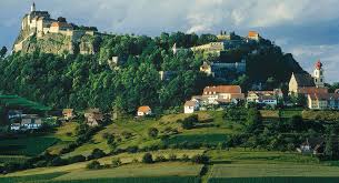 Und von oben, vom burggelände herunter, ist die aussicht fast endlos. Almenland Riegersburg Castle Volcanic Mount Raptor Show