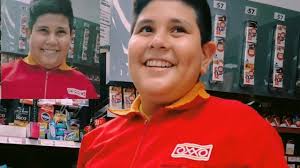 El 'niño del oxxo' saltó a la fama gracias a sus transmisiones en vivo por la red social tiktok, donde los usuarios se sorprendieron con su aspecto infantil, y rápidamente fueron conquistados por su. El Nino De Oxxo Fue Contratado Por Una Conocida Marca Internacional De Hamburguesas