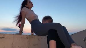 Buiten legging poesje aanbidden femdom op dak