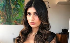 Sandberg, 28, is a top chef from sweden but now lives in la with mia and their dog bella. Pose Mia Khalifa Like A Lavender Clad Pro Explica Co