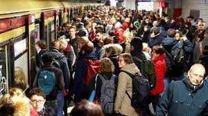 Die lokführergewerkschaft gdl nimmt die kunden der bahn wieder einmal in geiselhaft für ihre tarifforderungen und droht mit streik. Bvg Streik In Berlin Volle S Bahnen Und Taxis Hartester Warnstreik Des Jahres Welt