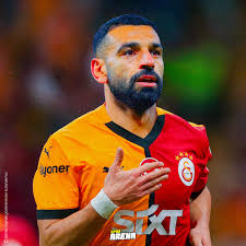 🦁 İngiliz basınının iddiasına göre Galatasaray, Salah'ın durumunu yakından  takip ediyor ve kulübüyle görüşmelere başlamaya hazırlanıyor. 🎙️ Mohamed  Salah: Hayal kırıklığına uğradım. Aralık ayına yaklaşıyoruz ve hala  kulüpten bir teklif almadım. Ayrılma