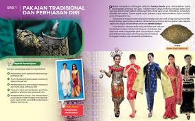 Pakaian tradisional bagi kaum lelaki melayu ialah baju melayu. Pakaian Tradisional Melayu