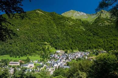 Aulus-les-Bains, niché au fond de la vallée du Garbet, généré par IA