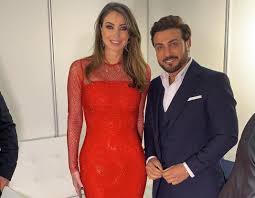 ماجد المهندس يقبل يد أنابيلا هلال في دبي مجلة الجميلة