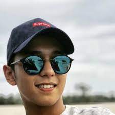 {chorus} ke mana kau bawa hatiku jauh pergi rindu, terkapaiku mengejarmu tiada selain darimu pengubat rinduku, tidak lagi ku mahu sesat dalam rindu. Aiman Tino Ku Sesat Dalam Rindu By Riana Mohamad