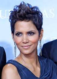 24 of 30 ★★★★★ halle berry proved once again that she is the queen of soft and seductive styles with this great look. Short Curly Bob Hairstyle Hale Berry Best Halle Berry Short Curly Hair Short Hairstyles Hair Short Hair Styles Curly Hair Styles Celebrity Short Hair