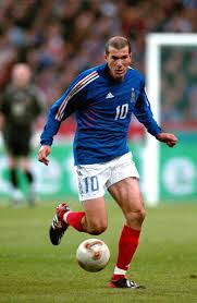 Zinedine zidane, 18 meter uit, kijkend en wachtend, past zijn lichaam aan en maakt in één vloeiende beweging pirouettes. Footy Accumulators On Twitter 2002 Adidas Predator Mania S Adidas Fevernova World Cup Ball Zinedine Zidane Perfection