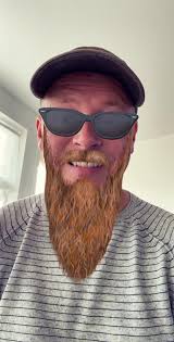 De her to... de har lidt travlt. 🏃‍♂️🤸‍♀️Derfor søger de en ny kollega  som kan hjælpe dem med at holde styr på den daglige drift af vores  ambulancer. 🚑💨 Du behøver ikke