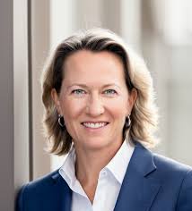 Keri Dawson's Instagram, Twitter & Facebook