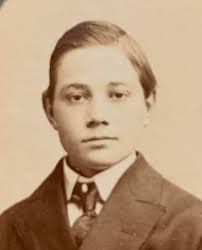 Anna Lenker's Instagram, Twitter & Facebook