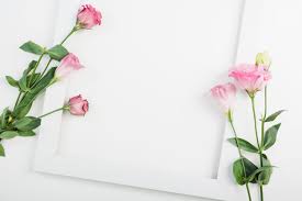 Una cornice a forma di cuore su uno sfondo di fiori è una scelta eccellente per una foto di una persona cara. Una Vista Aerea Di Fiori Rosa Sulla Cornice Bianca Vuota Su Sfondo Bianco Foto Gratis