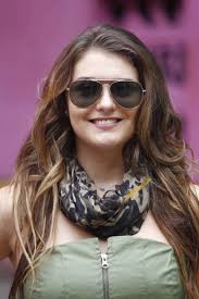 Aimée Madureira, a Rayanne de 'Salve Jorge', posa provocante com looks  militares em favela do Rio