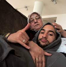 الدولي المغربي حكيم زياشي يحرز هدفا في لقاء فريقه اللندني أمام اتليتكو مدريد الإسباني ليقوده إلى التأهل لدور الثمانية في دوري أبطال أوروبا. Ø´Ø§Ù‡Ø¯ ÙˆØ§Ù„Ø¯Ø© Ø­ÙƒÙŠÙ… Ø²ÙŠØ§Ø´ ØªØªØ­Ø¯Ø« Ù…Ø¹Ù‡ Ø¨Ø±ÙŠÙÙŠØ© Ù‚Ø¨ÙŠÙ„Ø© Ø´Ø¨Ø°Ø§Ù† Ø¹Ù„Ù‰ Ù…Ø§Ø¦Ø¯Ø© Ø§ÙØ·Ø§Ø± Ø±Ù…Ø¶Ø§Ù† Ø£Ø±ÙŠÙÙŠÙ†Ùˆ Ù†Øª