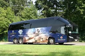 Mir Gefallt Die Grosse Des Busses Die Kunst An Der Seite Ist Auch Ziemlich Cool Einen Bus Wie Diesen Zu Mieten Ware Toll Wenn Du Ei In 2020 Reise Planen Bus Ausflug