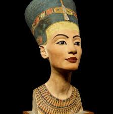 Nefertiti 🥀 Queen of Egypt in the 14th century BC is one of the most  captivating and influential figures of the ancient world. This limestone  sculpture, currently kept in Berlin, shows off