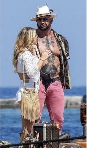 Chouchou je 2003 francuski komični film o magrebinu transvestitu tko nastanjuje se u parizu kako bi pronašao svog nećaka. Chouchou 2003 Imdb