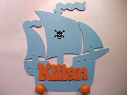 Porte Manteau Personnalise Prenom En Bois Pour Enfant Modele Bateau Pirate Prenom En Bois Porte Manteaux Deco Enfant