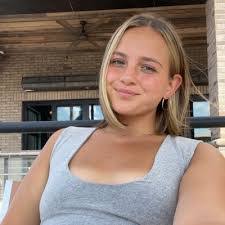 Alyssa Dodge's Instagram, Twitter & Facebook