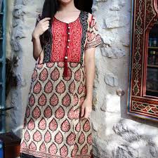 La qualité de la luminosité ambiante revêt toute son importance pour étudier les reflets : Femme Robes Un Grand Marche