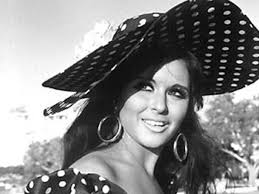 لا حرج في ذلك فللرجل أن يستمتع بزوجته بكل شيء منها من جسدها ماعدا ما استثناه الشرع فلا يجوز له جماعها في الدبر ولا جماعها في الحيض والنفاس أما تقبيل الفرج فلا حرج فيه وهو من ضمن الحلال الذي لم يرد فيه تحريم وسكت الشرع عنه فدل ذلك أنه باق على البراءة. ÙÙŠØ¯ÙŠÙˆ Ø³Ø¹Ø§Ø¯ Ø­Ø³Ù†Ù‰ ØªØªØ­Ø¯Ø« Ø¹Ù† Ù†Ø¬Ø§Ø­ Ø®Ù„Ù‰ Ø¨Ø§Ù„Ùƒ Ù…Ù† Ø²ÙˆØ²Ùˆ Ø¹ÙŠÙ†