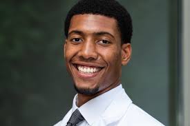 Before starting medical school, Max Reed handed out socks to individuals  experiencing homelessness and prepared meals at @nycommonpantry. During  that time, Max connected with other volunteers striving to lift communities  affected by