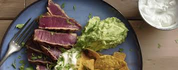 Un Steak De Thon Avec Des Sauces D Accompagnement Au Tabasco Recette Steak De Thon Thon Steak