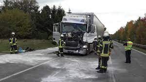 Michael in der gemeinde höhnhart ist es heute zu einem folgenschweren unfall gekommen, bei dem ein erst eineinhalbjähriger bub tödlich verletzt wurde. Lkw Fahrt Auf B401 Nach Unfall Voll Gesperrt Youtube