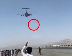 ورصدت الكاميرا سقوط أكثر من ثلاثة اشخاص فى الجو بعد أن تعلقوا بعجلات طائرة أثناء مغادرتها مطار كابل ، ولقى العديد مصرعهم داخل المطار اثناء. I1abvzntnkgmmm