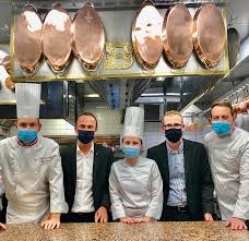 Scenes De Chefs Claude Troisgros Reouvre A Sao Paulo Christophe Hay A La Maison Bocuse Jean Pierre Vigato Toujours En Scene Eric Ripert Dans Les Cuisines Du Bernardin Food Sens