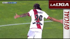 Larrivey marcaría el segundo gol, se tropezó al rematar al palo y en el rebote metió el balón en la portería.6. Golazo De Larrivey 1 1 En El Rayo Vallecano Levante Ud Hd Youtube